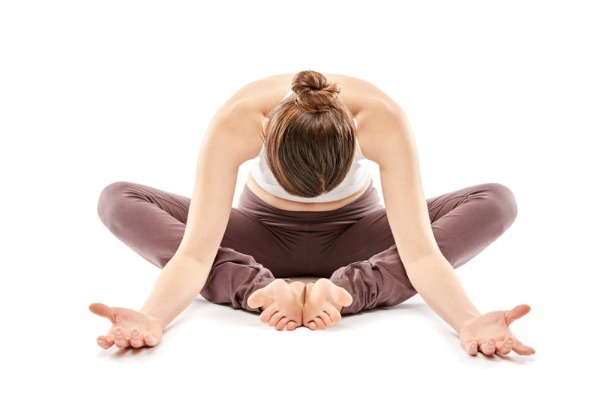 Frau praktiziert Yin Yoga in absoluter Hingabe